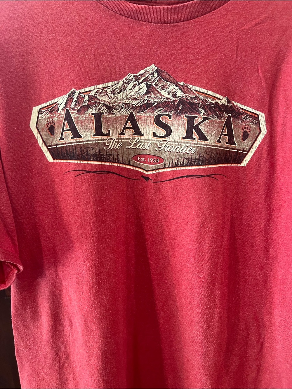 Delta Men's Red Alaska 'The Last Frontier' Graphic Short Sleeve Tee